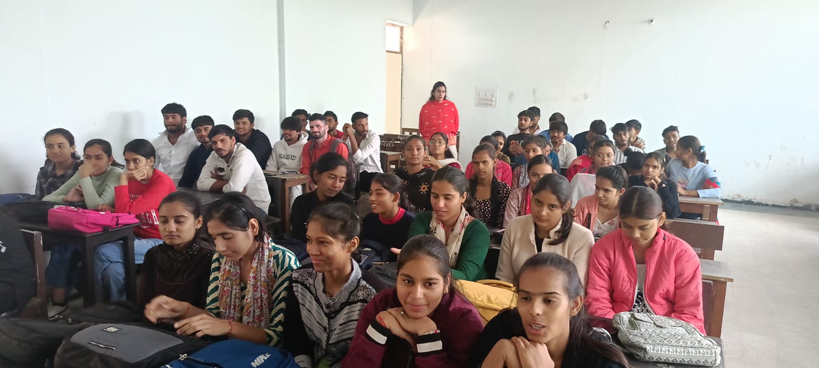 डॉ. विनोद मलिक का व्याख्यान सुनते विद्यार्थी। डॉ. विनोद मलिक का व्याख्यान सुनते विद्यार्थी।