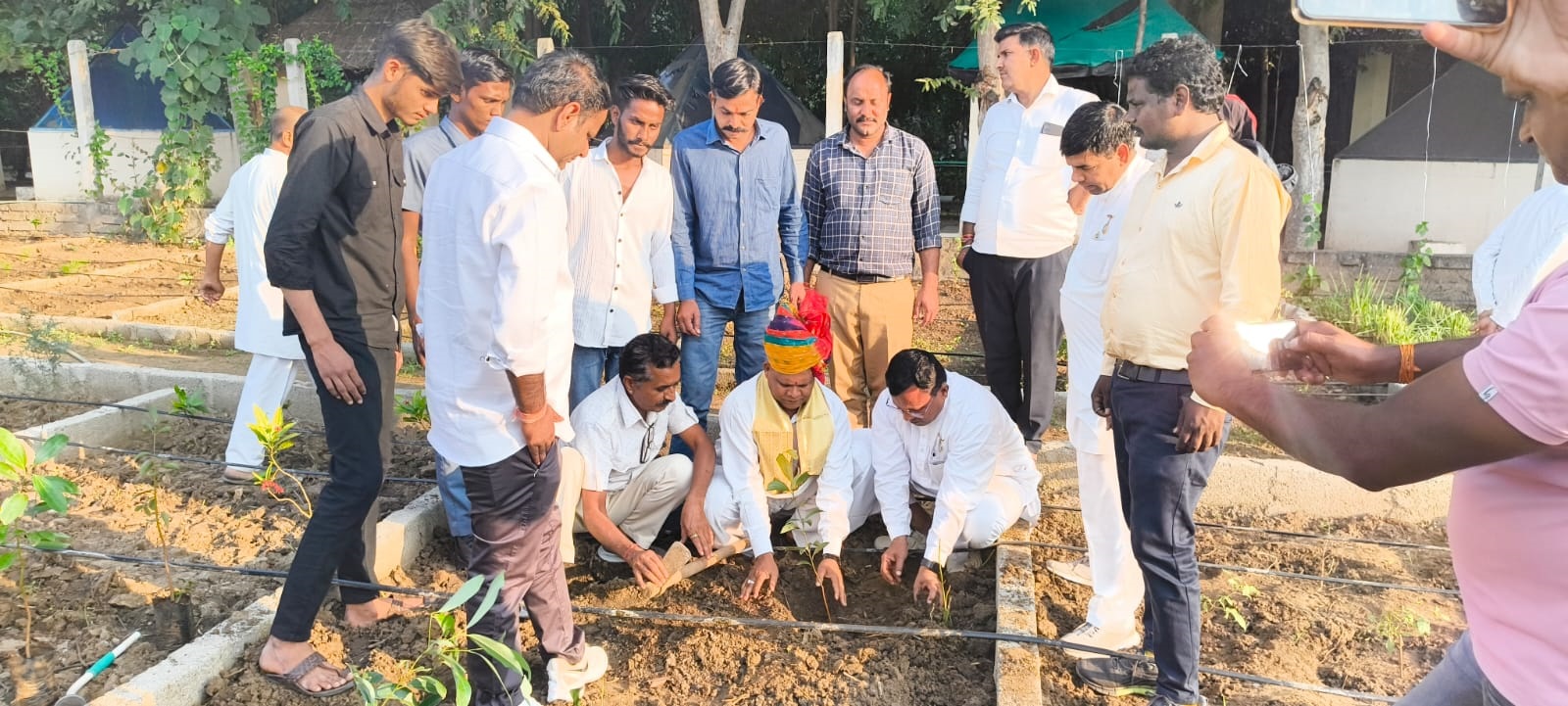 विधानसभा के कार्यकर्ताओं के साथ पाैधाराेपण करते विधायक। विधानसभा के कार्यकर्ताओं के साथ पाैधाराेपण करते विधायक।