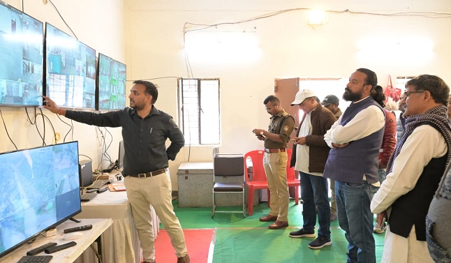 मतगणना को लेकर लगाए गए सीसीटीवी की जानकारी देते जिला निर्वाचन अधिकारी डॉ सौरभ गहरवार मतगणना को लेकर लगाए गए सीसीटीवी की जानकारी देते जिला निर्वाचन अधिकारी डॉ सौरभ गहरवार