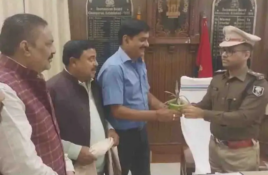 एसपी को सम्मानित करते लोग एसपी को सम्मानित करते लोग