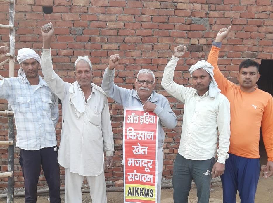 फोटो कैप्शन 22आरटीके3 : गांव गद्दी खेडी में सरकार के खिलाफ प्रदर्शन करते संगठन के पदाधिकारी ------------ फोटो कैप्शन 22आरटीके3 : गांव गद्दी खेडी में सरकार के खिलाफ प्रदर्शन करते संगठन के पदाधिकारी ------------