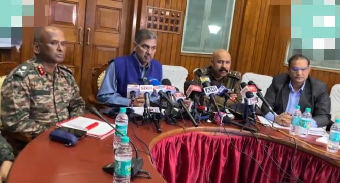 इंफाल में शुक्रवार को संवाददाता सम्मेलन को संबोधित करते हुए सुरक्षा सलाहकार कुलदीप सिंह। चित्र में सेना असम राइफल्स सीआरपीएफ आदि के अधिकारी भी परिलक्षित हैं। इंफाल में शुक्रवार को संवाददाता सम्मेलन को संबोधित करते हुए सुरक्षा सलाहकार कुलदीप सिंह। चित्र में सेना असम राइफल्स सीआरपीएफ आदि के अधिकारी भी परिलक्षित हैं।
