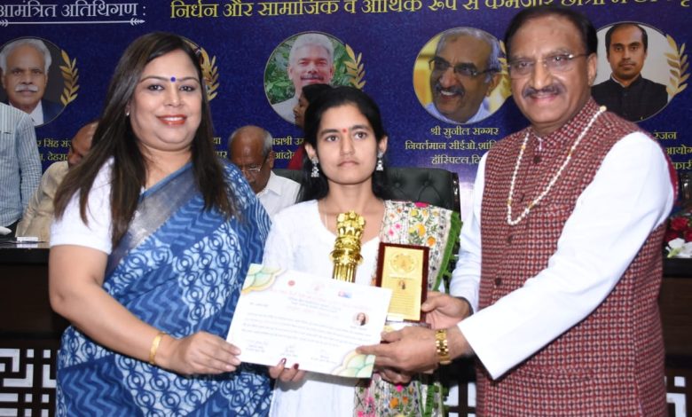 सुश्री अपराजिता सुश्री अपराजिता