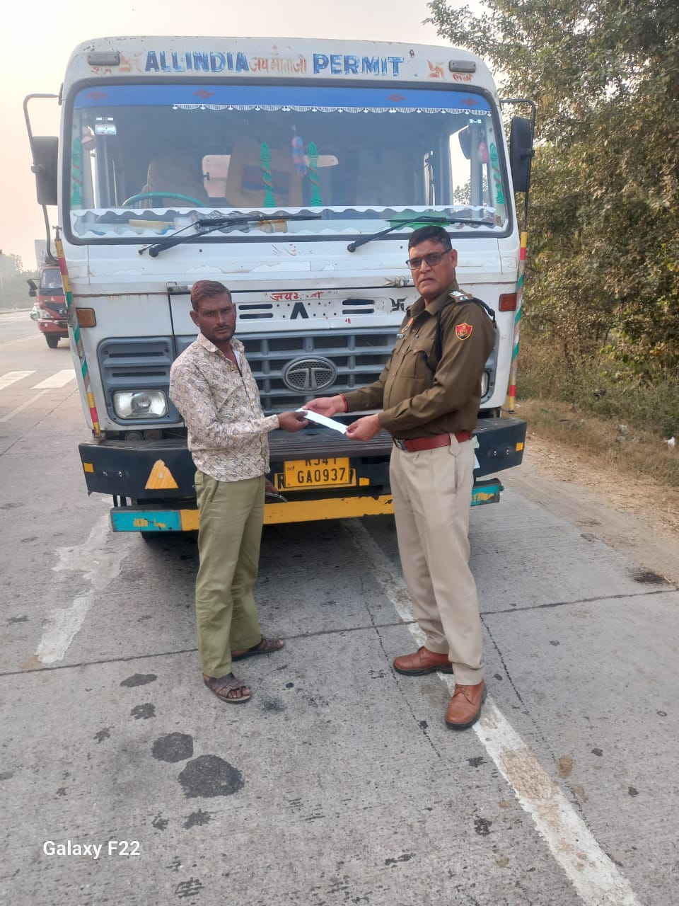 चालान करते हुए यातायात पुलिसकर्मी। चालान करते हुए यातायात पुलिसकर्मी।