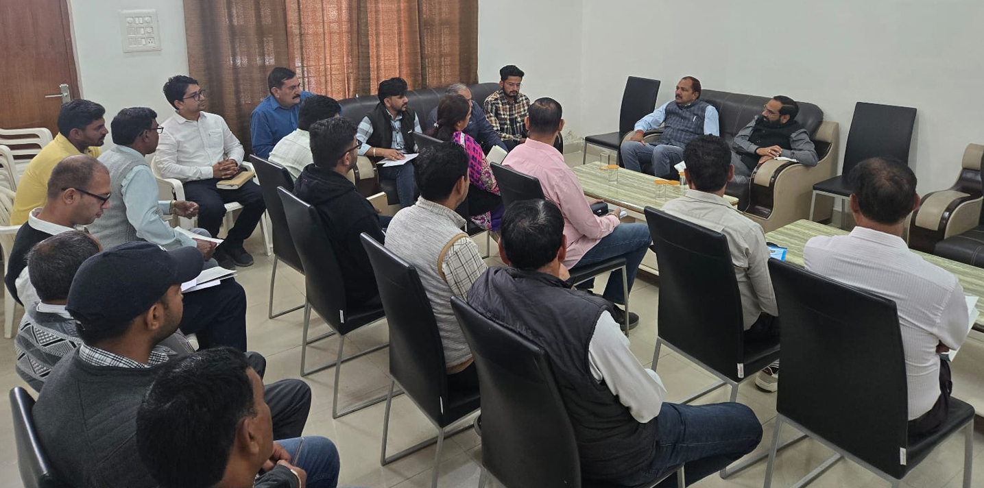 अधिकारियों के साथ मीटिंग करते हुए भाजपा विधायक देवेंद्र चतरभुज अत्री। अधिकारियों के साथ मीटिंग करते हुए भाजपा विधायक देवेंद्र चतरभुज अत्री।