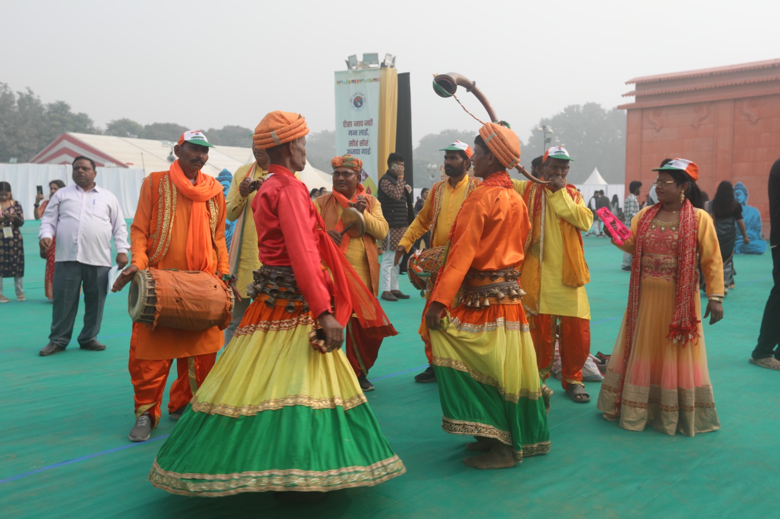 उत्तर प्रदेश के लोकनृत्यों से एबीवीपी अधिवेशन में पहुंचे प्रतिनिधियों का स्वागत। उत्तर प्रदेश के लोकनृत्यों से एबीवीपी अधिवेशन में पहुंचे प्रतिनिधियों का स्वागत।