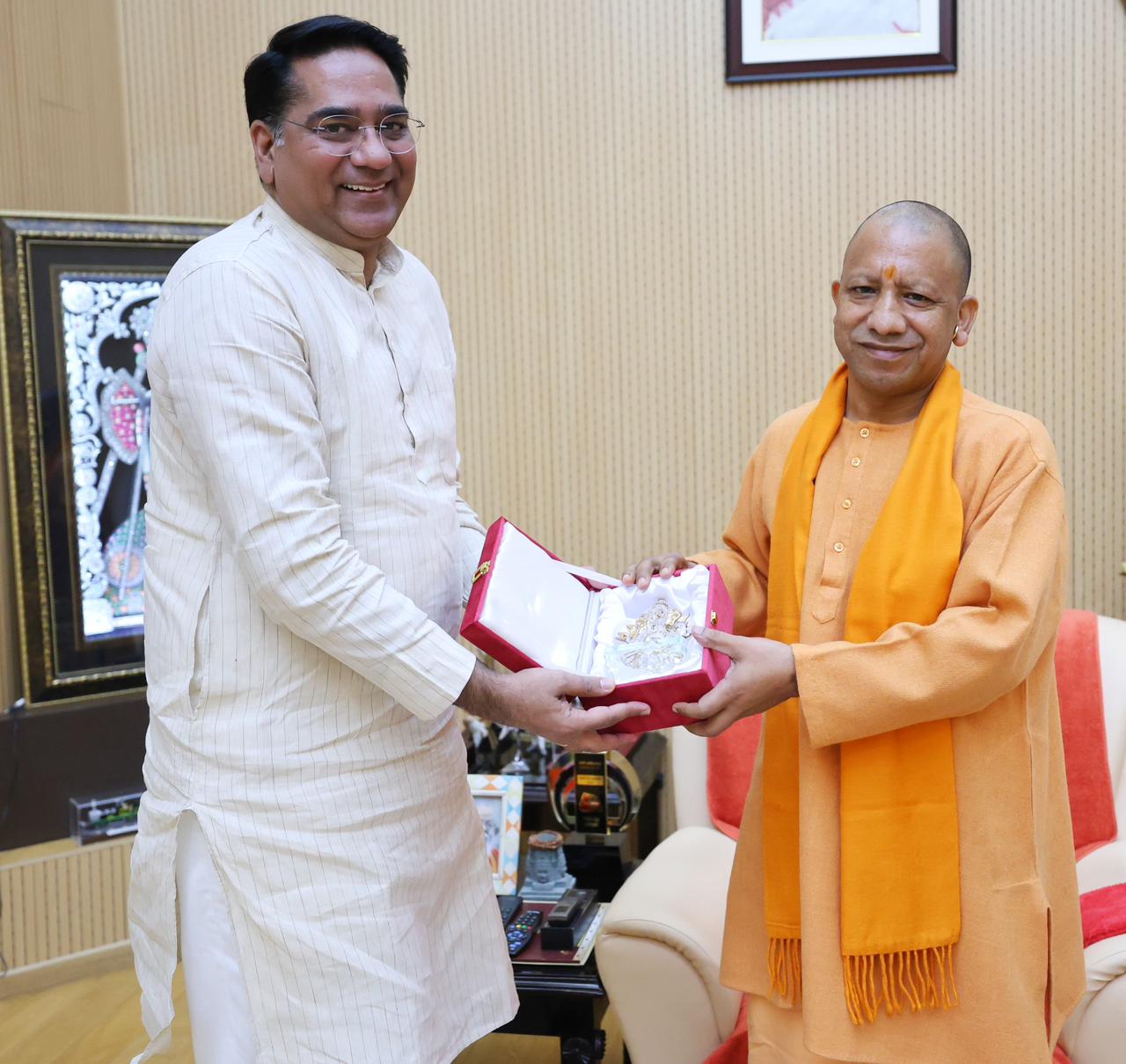 जल संसाधन मंत्री सुरेश रावत ने सीएम योगी को दिया पुष्कर का आमंत्रण जल संसाधन मंत्री सुरेश रावत ने सीएम योगी को दिया पुष्कर का आमंत्रण