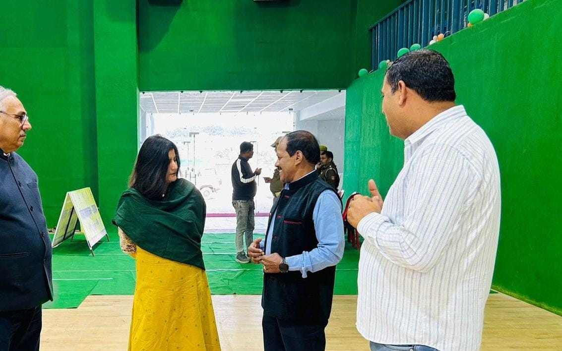 हरिद्वार स्टेडियम का दौरा करते खेल अधिकारी हरिद्वार स्टेडियम का दौरा करते खेल अधिकारी