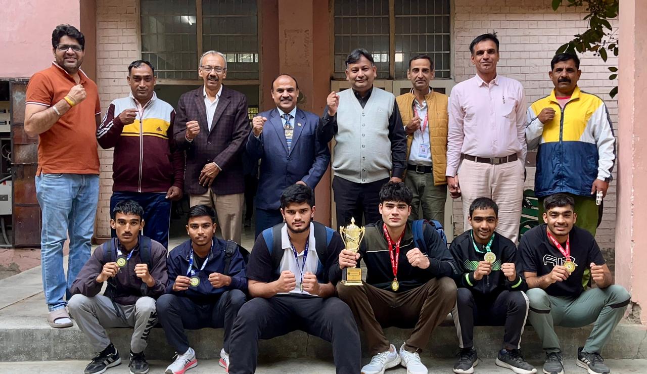 फोटो कैप्शन 22आरटीके2 : प्रतियोगिता में पदक विजेता खिलाडियों का स्वागत करते प्राचार्य ---------------