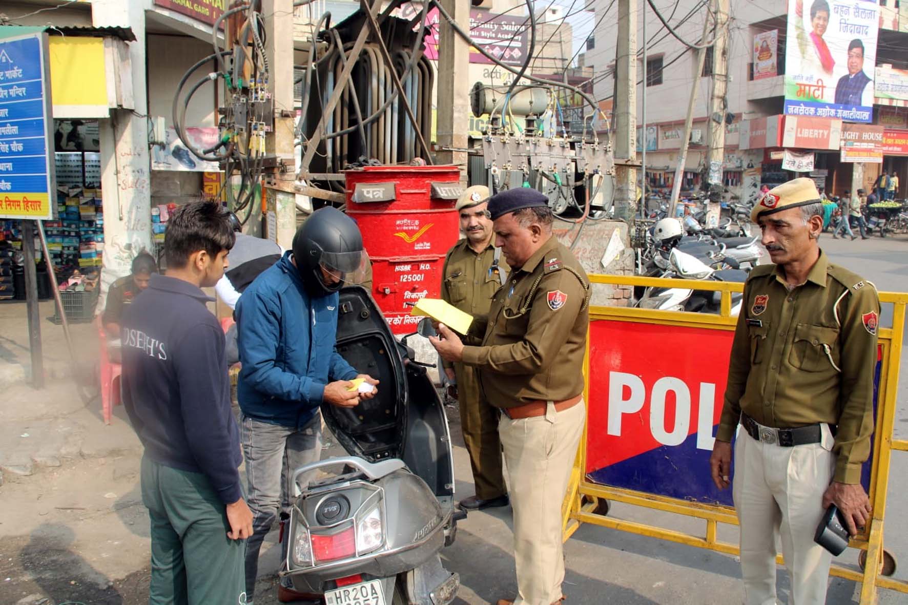 सीलिंग प्लान के तहत वाहनों के कागजात जांचते पुलिस अधिकारी। सीलिंग प्लान के तहत वाहनों के कागजात जांचते पुलिस अधिकारी।