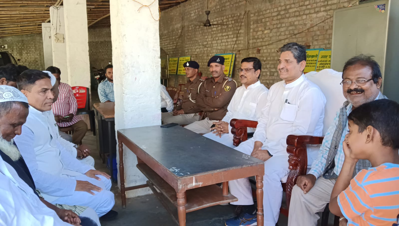 किशनगंज सांसद को सड़क सम्बंधित समस्या को लेकर ग्रामीणों ने दिया पत्र