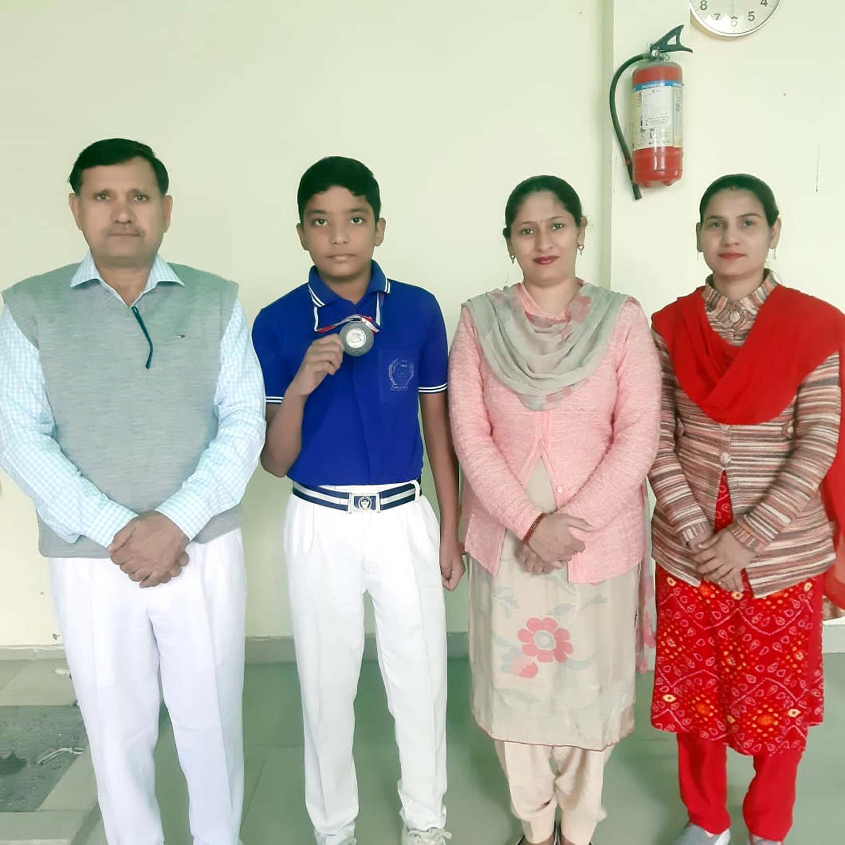 छात्र को सम्मानित करते प्राचार्य व अन्य स्टाफ सदस्य। छात्र को सम्मानित करते प्राचार्य व अन्य स्टाफ सदस्य।