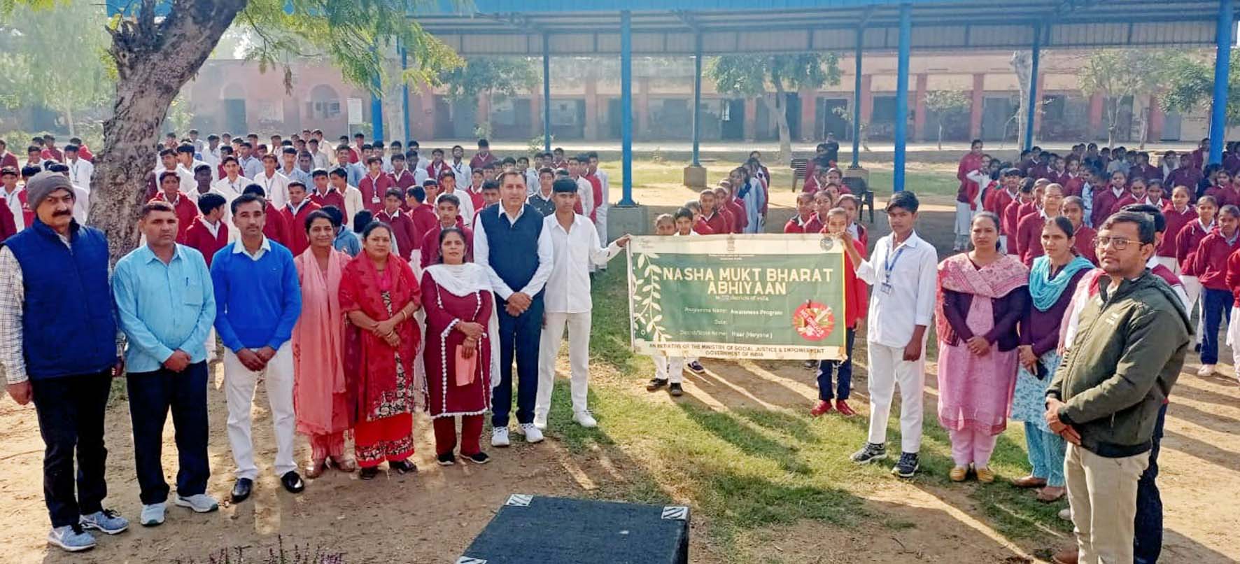 अभियान के तहत जागरूक करते राहुल शर्मा एवं अन्य। अभियान के तहत जागरूक करते राहुल शर्मा एवं अन्य।