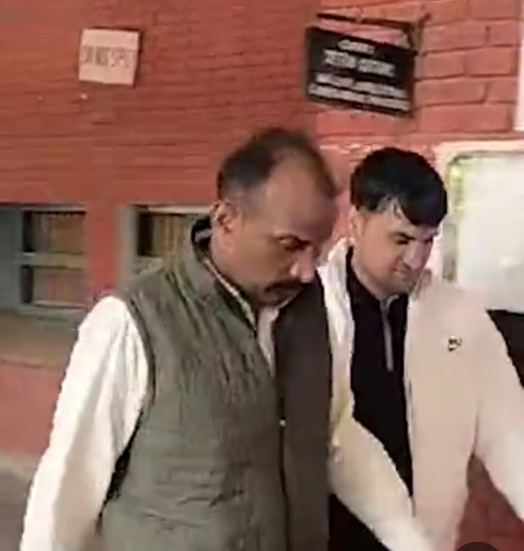 हरियाणा के एचसीएस अधिकारी के पिता काे अदालत में पेश करने जाती पुलिस हरियाणा के एचसीएस अधिकारी के पिता काे अदालत में पेश करने जाती पुलिस