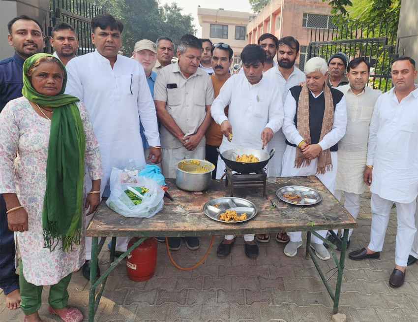 23 Snp-3 सोनीपत: विरोध प्रदर्शन के दौरान जिला पार्षद पकोडे़ बनाते हुए 23 Snp-3 सोनीपत: विरोध प्रदर्शन के दौरान जिला पार्षद पकोडे़ बनाते हुए