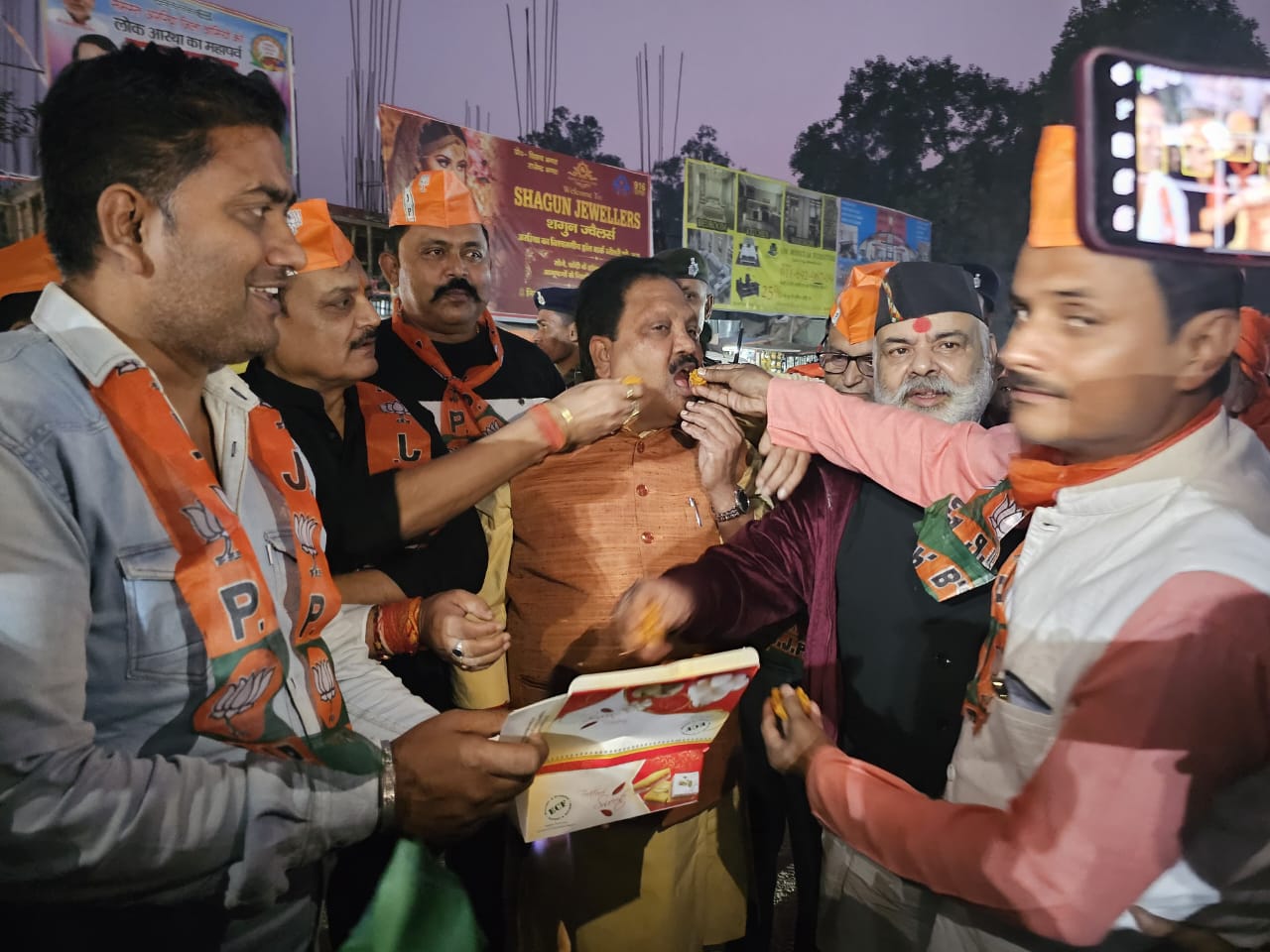 अररिया में भाजपा कार्यकर्त्ताओं ने NDA का महाराष्ट्र- बिहार- उत्तर प्रदेश में शानदार जीत पर जश्न मनाया