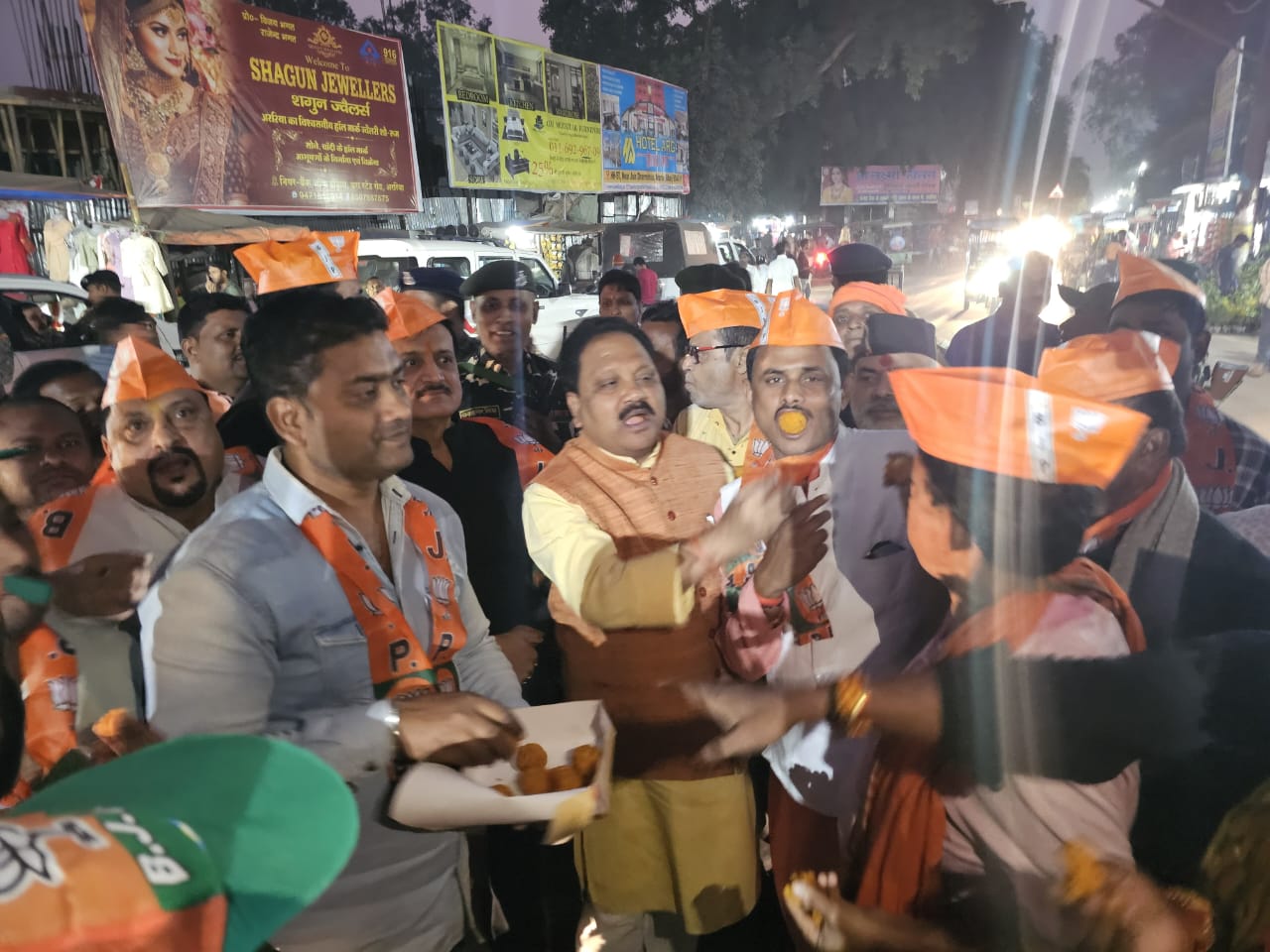 अररिया में भाजपा कार्यकर्त्ताओं ने NDA का महाराष्ट्र- बिहार- उत्तर प्रदेश में शानदार जीत पर जश्न मनाया