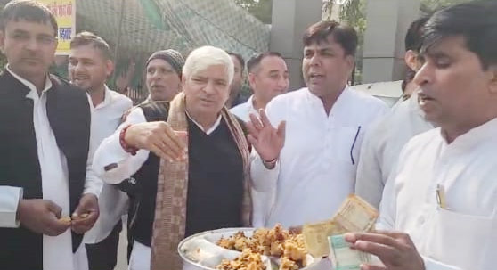 विरोध प्रदर्शन के दौरान जिला पार्षद पकोडे़ बेचते हुए विरोध प्रदर्शन के दौरान जिला पार्षद पकोडे़ बेचते हुए