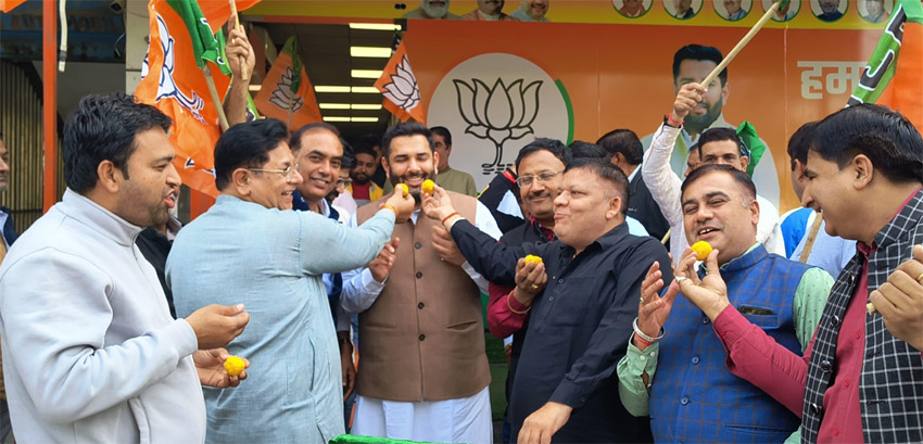 23 Snp-7 सोनीपत: जीत की खुशी लड्डू खिलाते हुए भाजपा विधायक निखिल मदान व कार्यकर्ता 23 Snp-7 सोनीपत: जीत की खुशी लड्डू खिलाते हुए भाजपा विधायक निखिल मदान व कार्यकर्ता