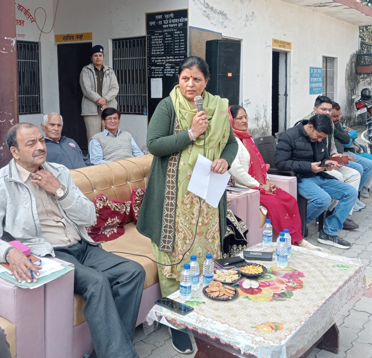 जनसमस्याएं सुनते हुए विधायक कमलेश ठाकुर। जनसमस्याएं सुनते हुए विधायक कमलेश ठाकुर।