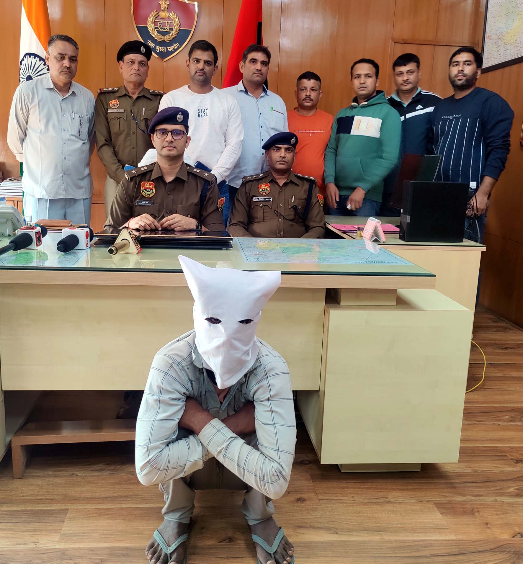 नारनौंद क्षेत्र के गांव बुडाना में दोनों हत्याओं की वारदात को अंजाम देने वाला आरोपी पुलिस गिरफ्त में। नारनौंद क्षेत्र के गांव बुडाना में दोनों हत्याओं की वारदात को अंजाम देने वाला आरोपी पुलिस गिरफ्त में।