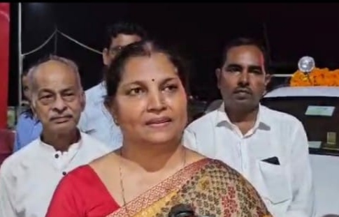 जीत के बाद सुचिस्मिता मौर्य व अन्य।