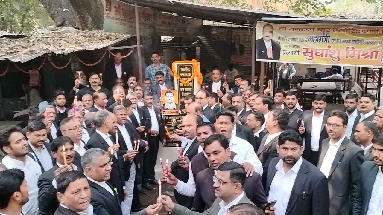 वाराणसी कचहरी बम ब्लास्ट की बरसी मनाते अधिवक्ता: फोटो बच्चा गुप्ता वाराणसी कचहरी बम ब्लास्ट की बरसी मनाते अधिवक्ता: फोटो बच्चा गुप्ता