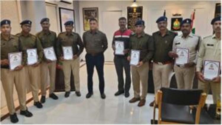 काजल किन्नर की हत्या की गुत्थी सुलझाने वाले सम्मानित पुलिसकर्मी काजल किन्नर की हत्या की गुत्थी सुलझाने वाले सम्मानित पुलिसकर्मी
