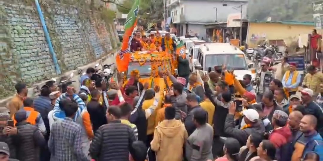 ढोल-नगाड़ों के बीच जश्न मनाते भाजपा कार्यकर्ता। ढोल-नगाड़ों के बीच जश्न मनाते भाजपा कार्यकर्ता।
