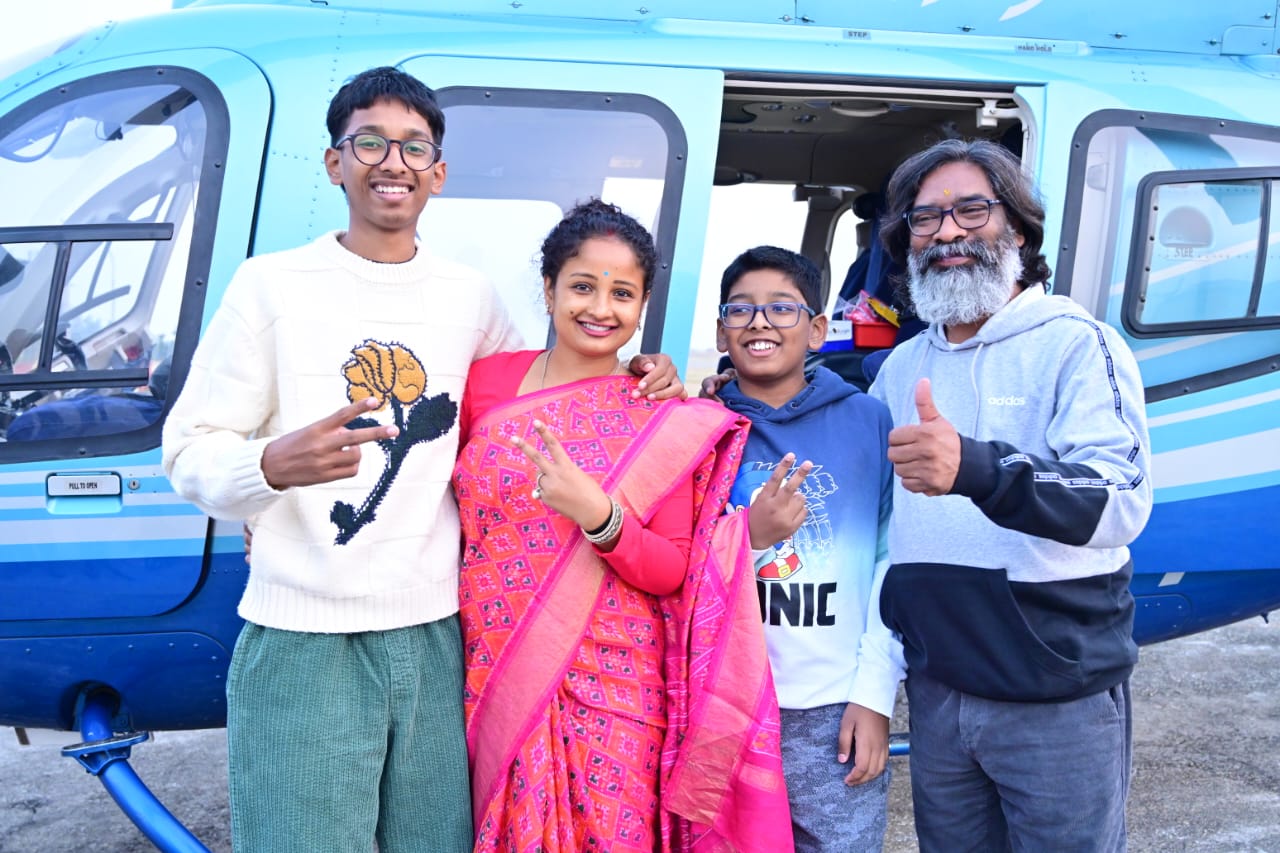मुख्यमंत्री हेमंत सोरेन अपने परिवार के साथ जीत की खुशी मनाते। मुख्यमंत्री हेमंत सोरेन अपने परिवार के साथ जीत की खुशी मनाते।