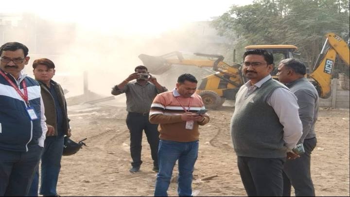 बेशकीमती जमीन से हटाया अतिक्रमण बेशकीमती जमीन से हटाया अतिक्रमण