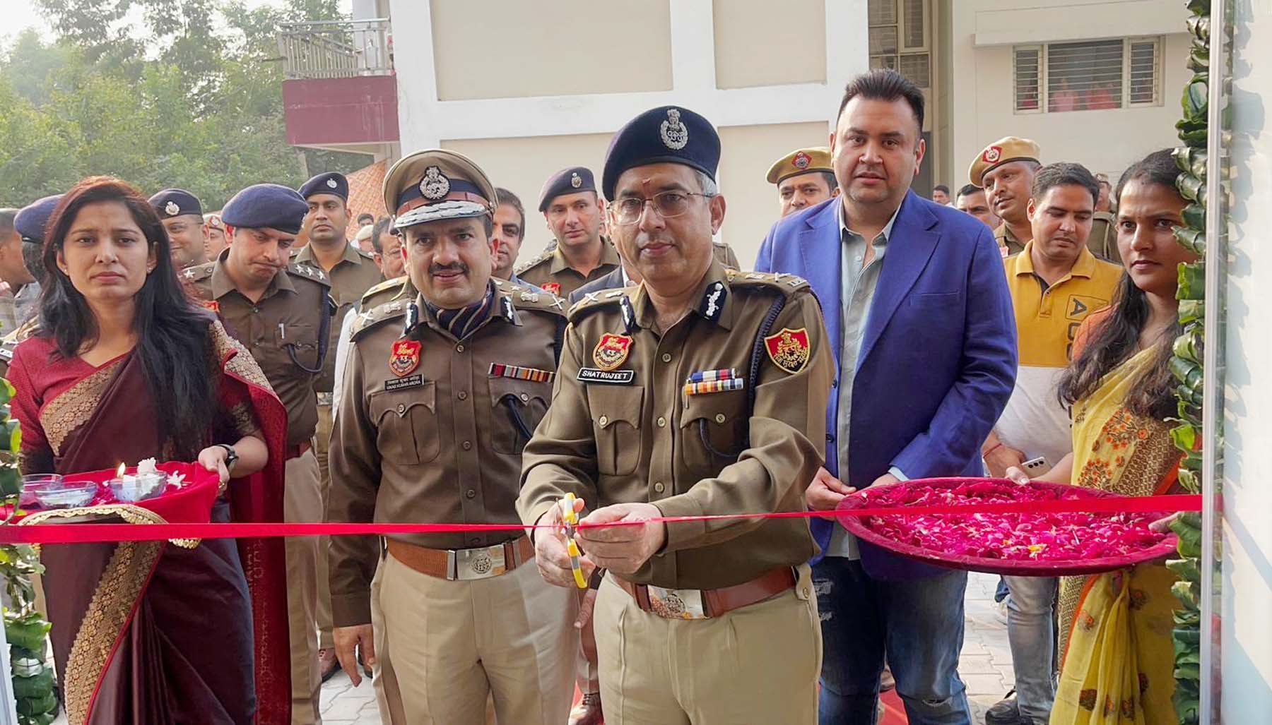 फोटो नंबर-08: पुलिस लाइन में ई-लाइब्रेरी का उद्घाटन करते डीजीपी शत्रुजीत कपूर। फोटो नंबर-08: पुलिस लाइन में ई-लाइब्रेरी का उद्घाटन करते डीजीपी शत्रुजीत कपूर।