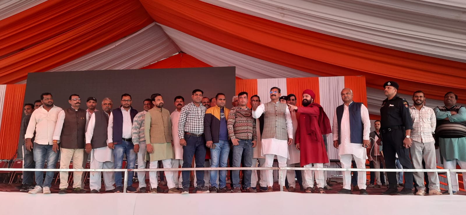 रैली स्थल पर मंच का जायजा लेते हुए मंत्री बेदी। रैली स्थल पर मंच का जायजा लेते हुए मंत्री बेदी।