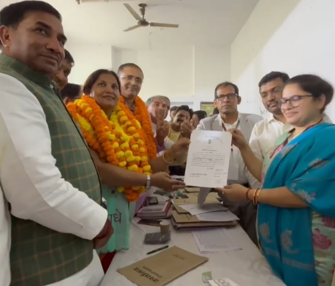 विजयी प्रत्याशी सुचिस्मिता मौर्या को प्रमाण पत्र देती जिला निर्वाचन अधिकारी। विजयी प्रत्याशी सुचिस्मिता मौर्या को प्रमाण पत्र देती जिला निर्वाचन अधिकारी।