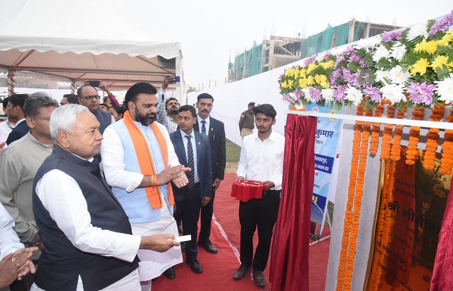 मुख्यमंत्री विश्वविद्यालय का उद्धाटन करते हुए मुख्यमंत्री विश्वविद्यालय का उद्धाटन करते हुए