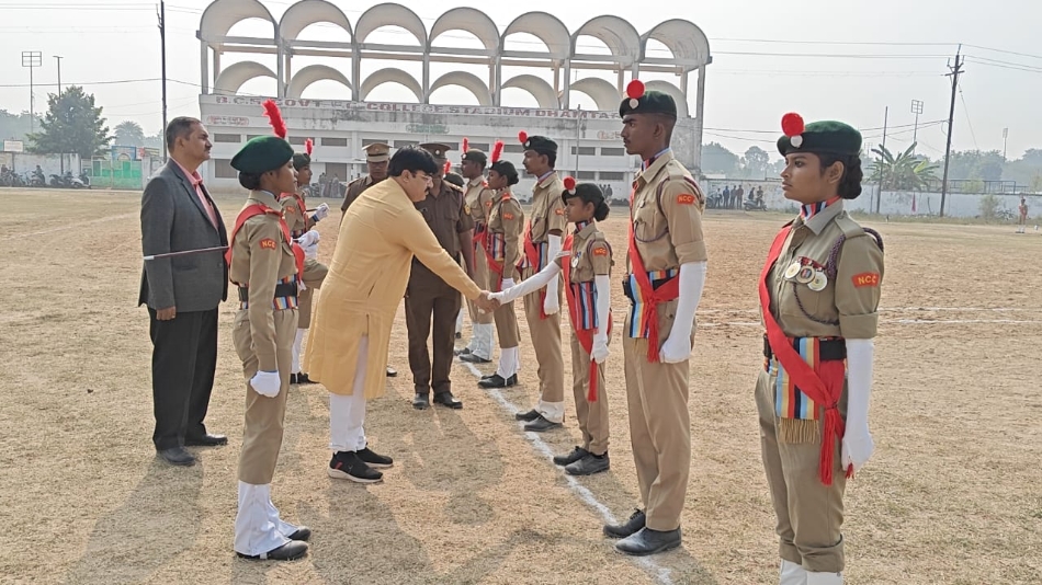 एनसीसी कैडेट्स से मिलते हुए प्रदेश महामंत्री रामू रोहरा। एनसीसी कैडेट्स से मिलते हुए प्रदेश महामंत्री रामू रोहरा।