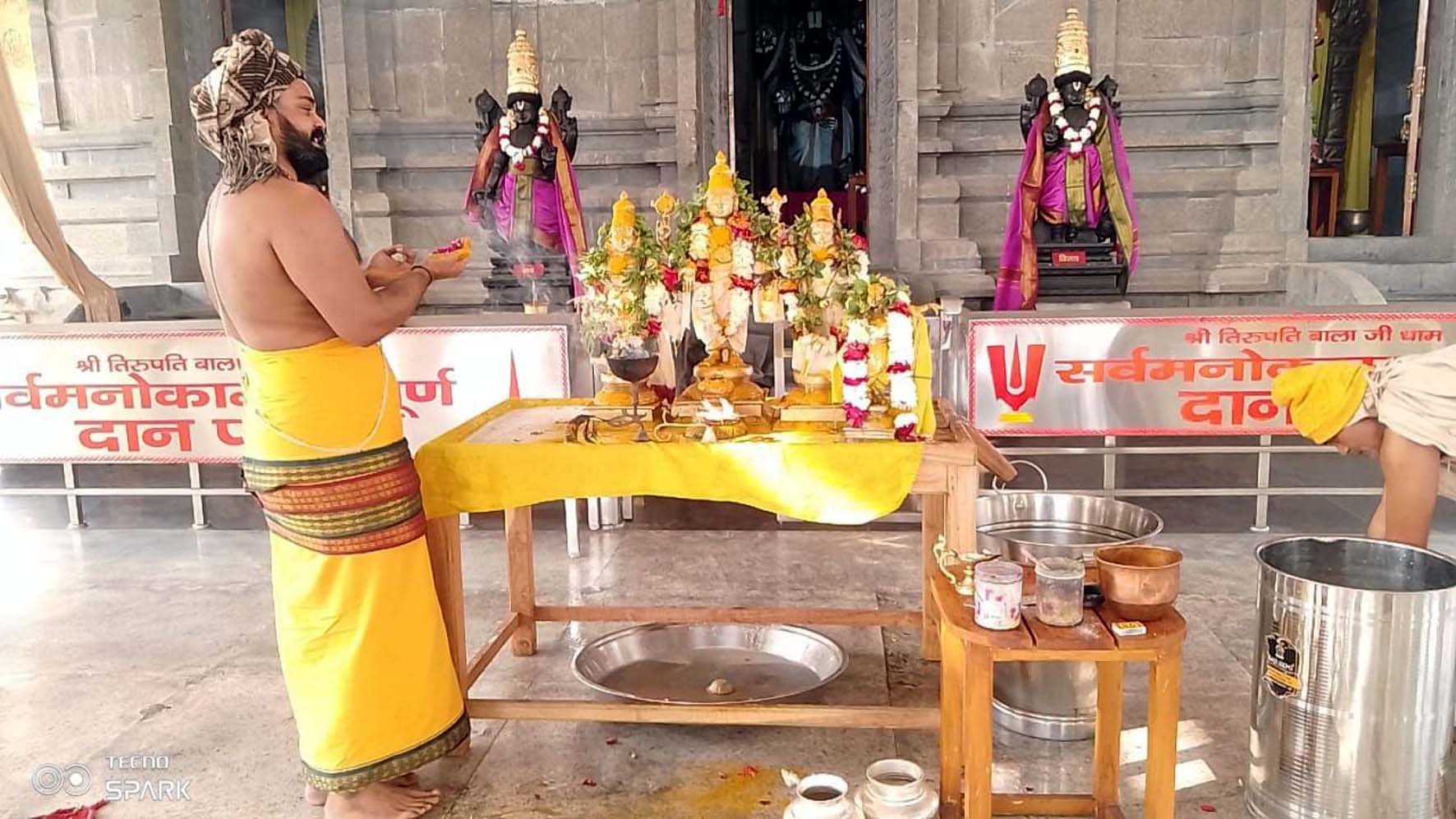 श्री तिरुपति धाम में भगवान वेंकटेश जी का अभिषेक करते अर्चक। श्री तिरुपति धाम में भगवान वेंकटेश जी का अभिषेक करते अर्चक।