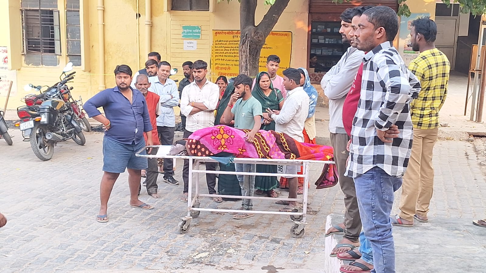 सामुदायिक स्वास्थ्य केंद्र अमेठी के बाहर की फोटो सामुदायिक स्वास्थ्य केंद्र अमेठी के बाहर की फोटो