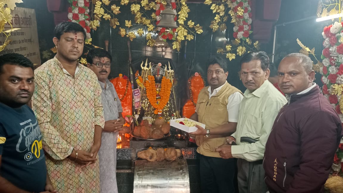 महाकाल बाबा काल भैरव की पूजा करते हुए श्रध्दालुगण। महाकाल बाबा काल भैरव की पूजा करते हुए श्रध्दालुगण।