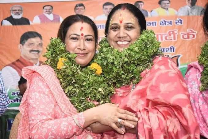 नवनिर्वाचित विधायक आशा नाैटियाल व कैबिनेट मंत्री रेखा आर्या। नवनिर्वाचित विधायक आशा नाैटियाल व कैबिनेट मंत्री रेखा आर्या।