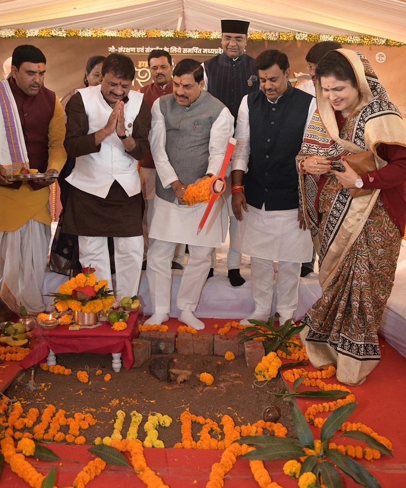हाईटेक गौशाला का भूमि पूजन करते हुए मुख्यमंत्री डॉ. मोहन यादव हाईटेक गौशाला का भूमि पूजन करते हुए मुख्यमंत्री डॉ. मोहन यादव