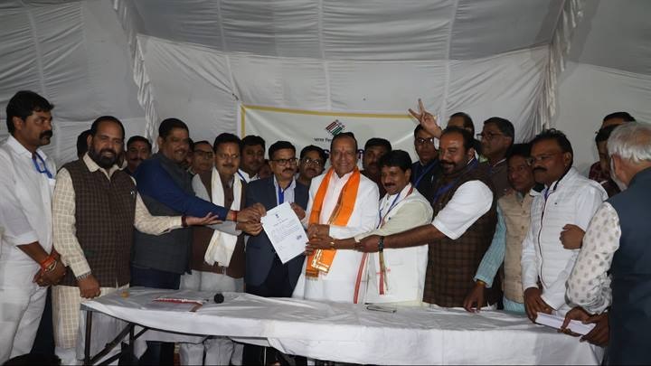 रिटर्निंग अधिकारी ने रमाकांत भार्गव को निर्वाचित होने का प्रमाण पत्र प्रदान किया रिटर्निंग अधिकारी ने रमाकांत भार्गव को निर्वाचित होने का प्रमाण पत्र प्रदान किया