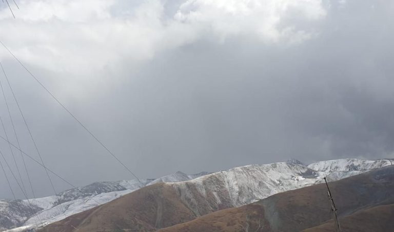 बांदीपोरा में गुरेज घाटी के अंदरूनी इलाकों में हुई ताजा बर्फबारी बांदीपोरा में गुरेज घाटी के अंदरूनी इलाकों में हुई ताजा बर्फबारी