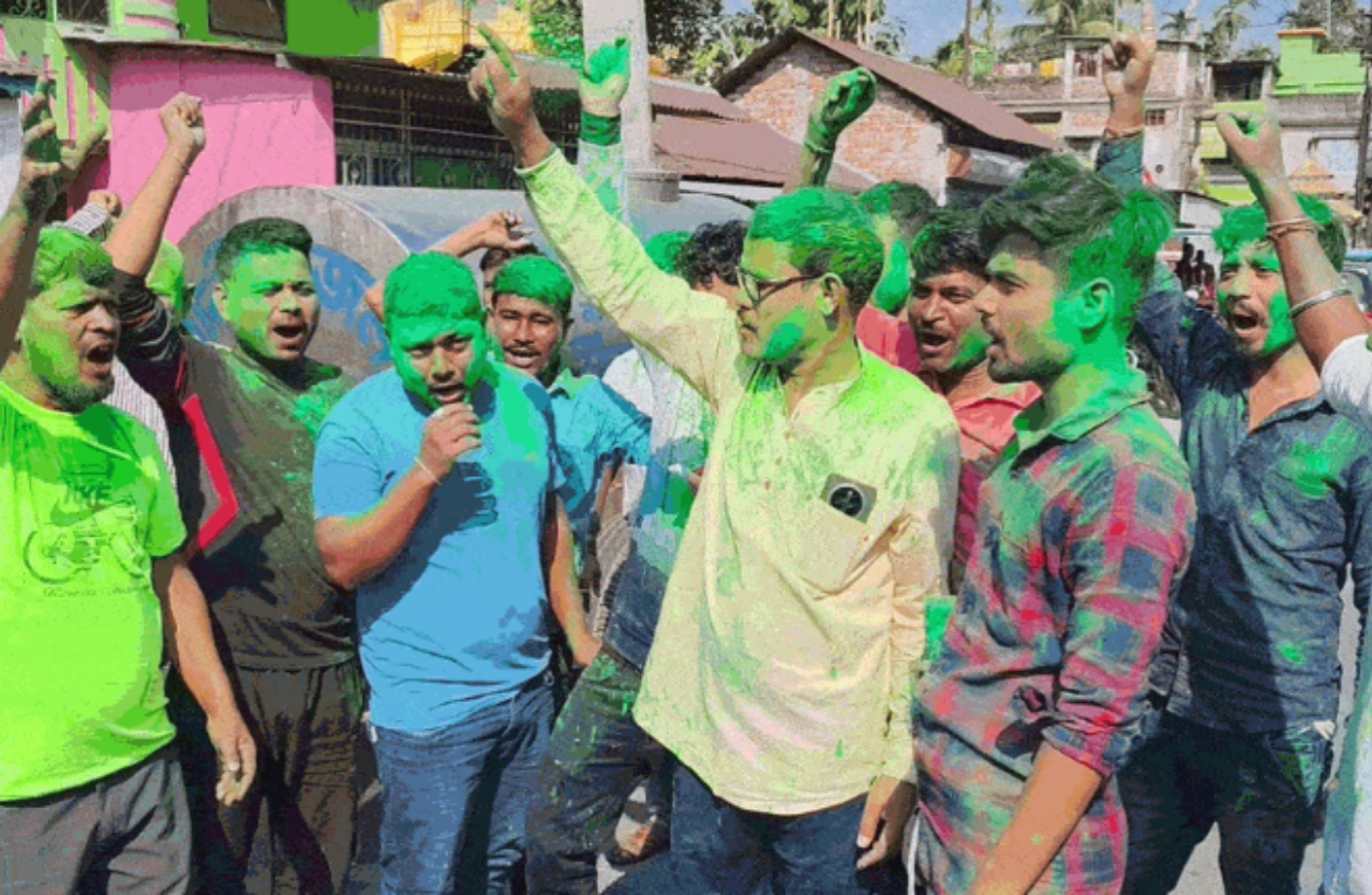 तृणमूल का जश्न तृणमूल का जश्न