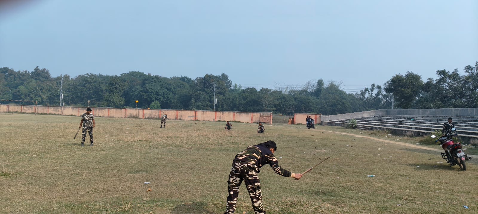 खेल मैदान की सफाई करते एसएसबी के जवान खेल मैदान की सफाई करते एसएसबी के जवान