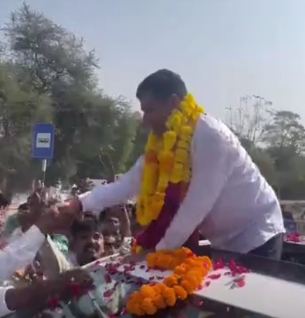 जीत के बाद जुलूस में लाेगाें का अभिवादन स्वीकार करते भाजपा उम्मीदवार स्वरूपजी ठाकाेर जीत के बाद जुलूस में लाेगाें का अभिवादन स्वीकार करते भाजपा उम्मीदवार स्वरूपजी ठाकाेर
