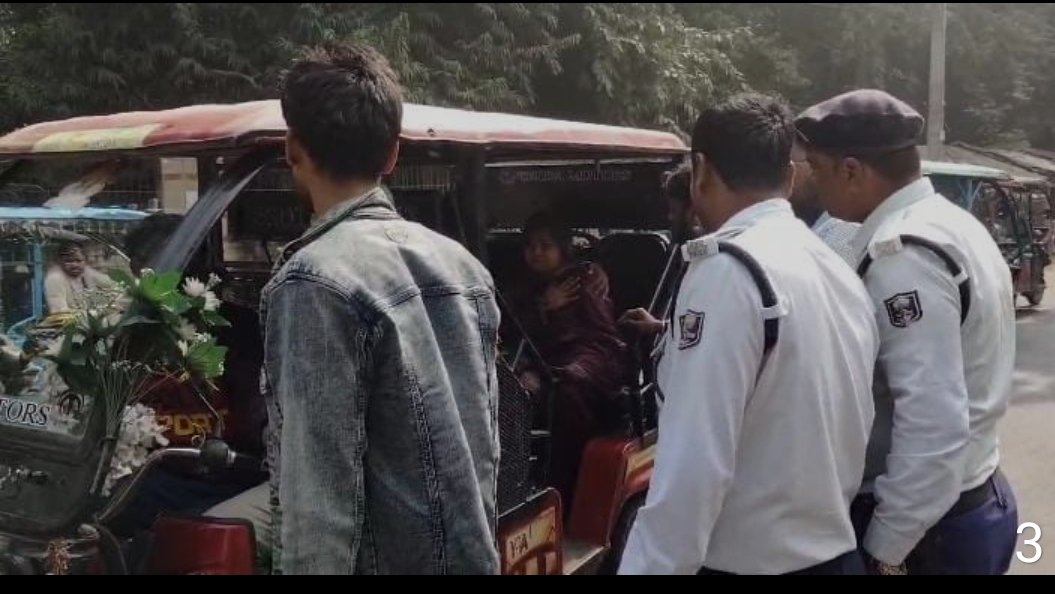 घायल को अस्पताल ले जाती पुलिस घायल को अस्पताल ले जाती पुलिस