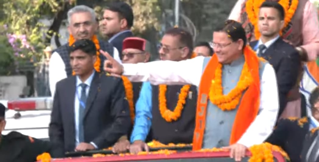विजय जुलूस में मुख्यमंत्री पुष्कर सिंह धामी का स्वागत करते कार्यकर्ता। विजय जुलूस में मुख्यमंत्री पुष्कर सिंह धामी का स्वागत करते कार्यकर्ता।