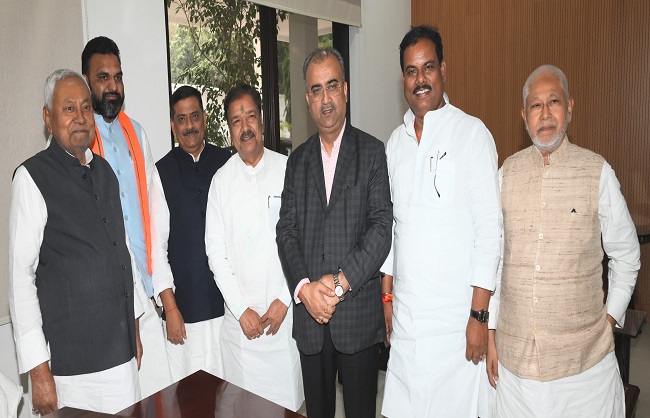 उपचुनाव में जीत के बाद सीएम से मिलने पहुंचे एनडीए नेता उपचुनाव में जीत के बाद सीएम से मिलने पहुंचे एनडीए नेता