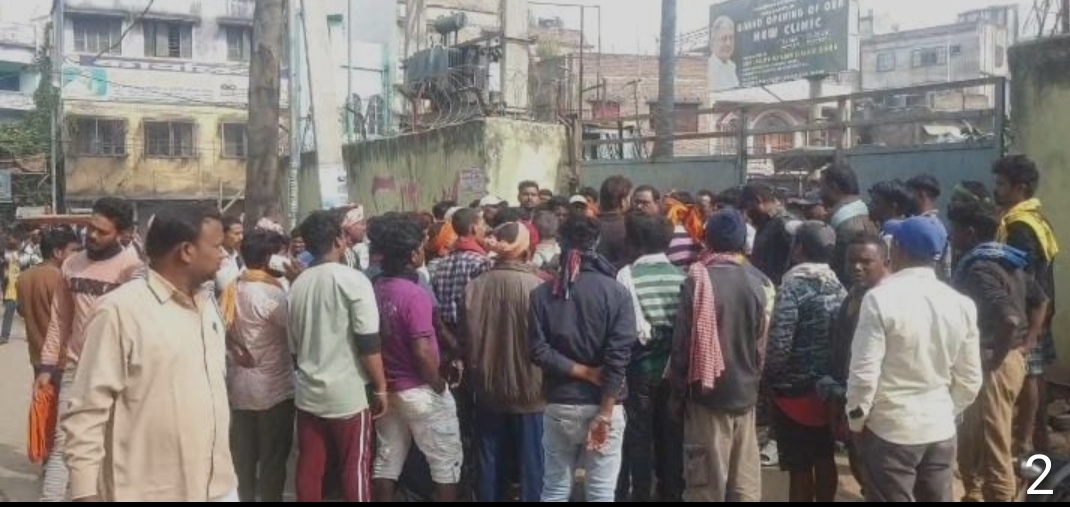 प्रदर्शन करते सफाई कर्मचारी प्रदर्शन करते सफाई कर्मचारी
